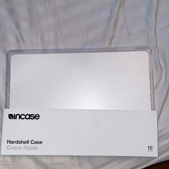 Incase 16 inch MacBook Pro clear case - Picture 6 of 7